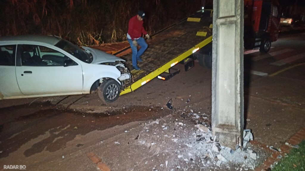 Colisão contra poste deixa condutora ferida e causa apagão no Jardim Coopagro em Toledo