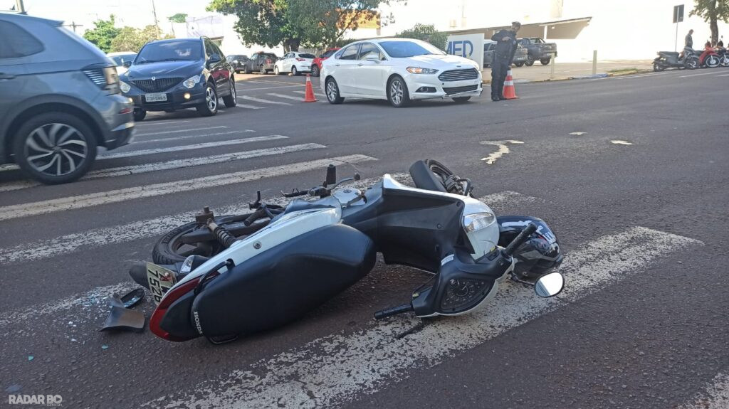 Mulher é levada à UPA após acidente de moto no centro de Toledo
