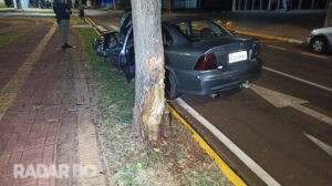 Motorista fica ferido após colidir veículo contra árvore na avenida Maripá, em Toledo