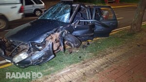 Motorista fica ferido após colidir veículo contra árvore na avenida Maripá, em Toledo