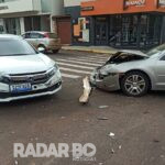 Colisão tripla envolvendo caminhonete e dois carros é registrada no centro de Toledo