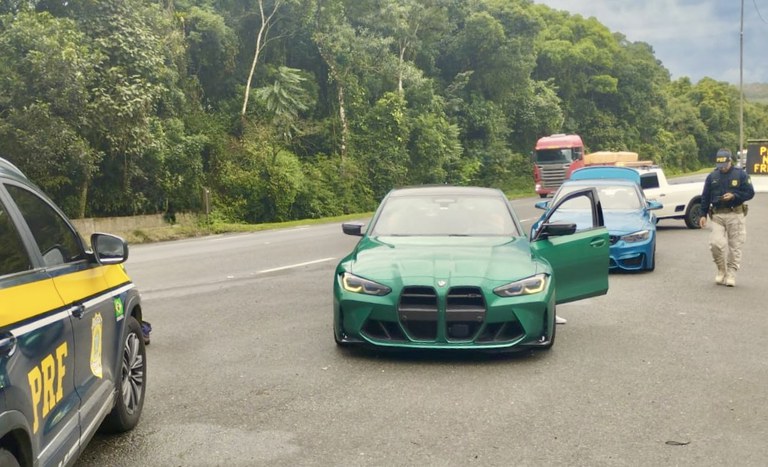 Influenciadores digitais são investigados por manobras perigosas com BMWs em pedágio de SC