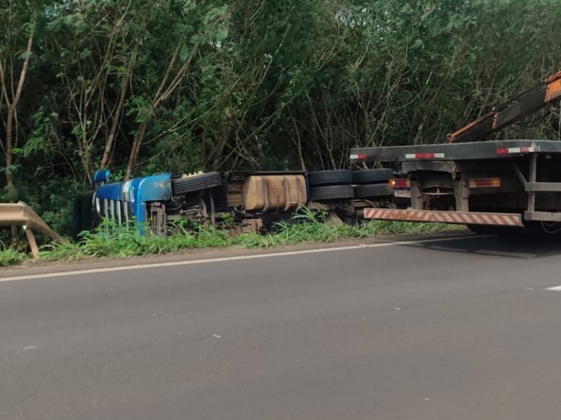Bloqueio total na BR-163 entre Mercedes e Guaíra neste sábado (05) devido a acidente com carreta