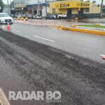 Faixa da Avenida Parigot de Souza interditada após caminhão espalhar pedras