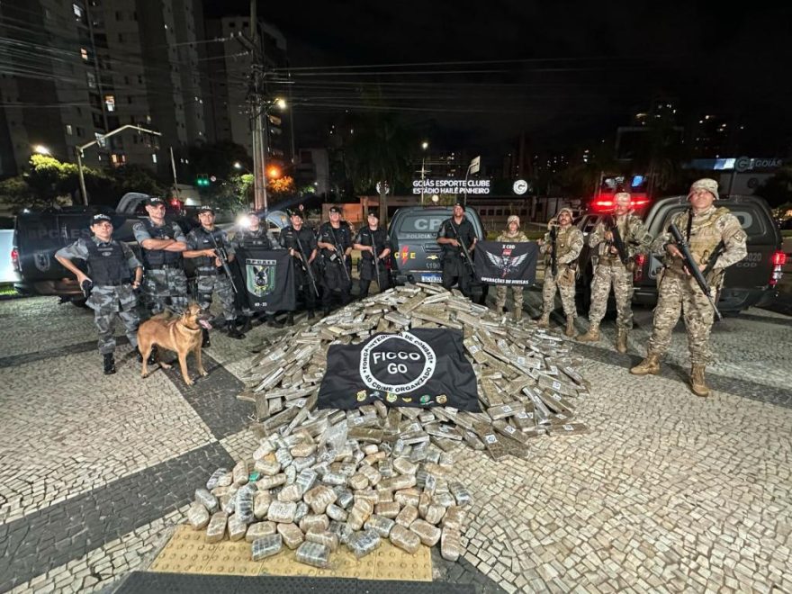 Paranaenses são presos em Goiás com quase duas toneladas de drogas e armas escondidas em caminhão