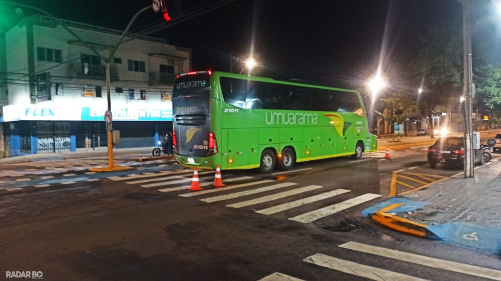 Ônibus com problema mecânico interdita parcialmente a Parigot de Souza perto da rodoviária de Toledo
