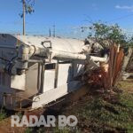 Carreta carregada de ração tomba na saída de Toledo para Palotina