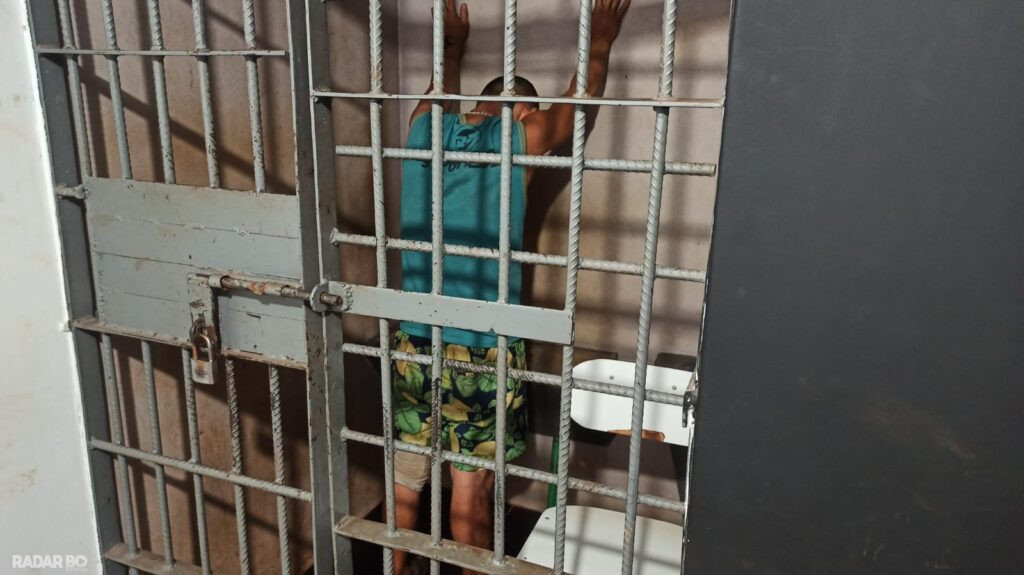 Homem é detido após invadir casa da ex-cunhada, ameaçar familiares e assustar idosa de 84 anos em Toledo