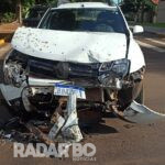 Caminhonete atinge ponto de ônibus e muro de residência após colisão em Toledo