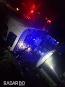 Caminhão de Marechal Cândido Rondon tomba na BR-163 e motorista morre no local