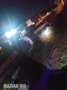 Caminhão de Marechal Cândido Rondon tomba na BR-163 e motorista morre no local