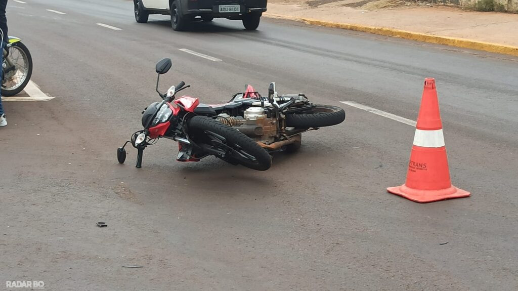 Colisão entre moto e carro é registrada na rotatória da Avenida Senador Atílio Fontana em Toledo