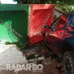 Caminhonete atinge ponto de ônibus e muro de residência após colisão em Toledo