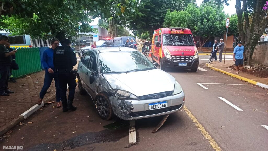 Van escolar com alunos é atingida por carro conduzido por motorista não habilitado em Toledo