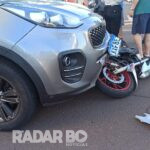Jovem motociclista fica ferida em colisão com Kia Sportage no centro de Toledo
