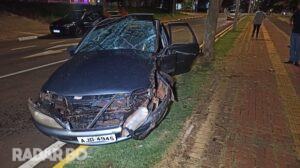 Motorista fica ferido após colidir veículo contra árvore na avenida Maripá, em Toledo
