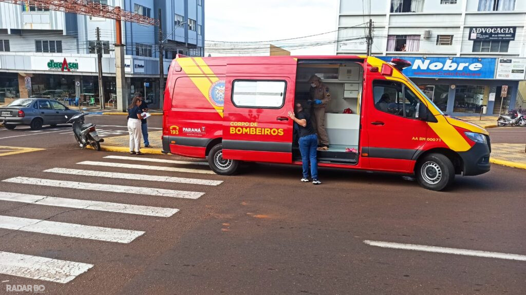 Acidente entre carro e moto deixa motociclista ferida no centro de Toledo