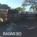 Carreta carregada de ração tomba na saída de Toledo para Palotina