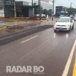 Faixa da Avenida Parigot de Souza interditada após caminhão espalhar pedras