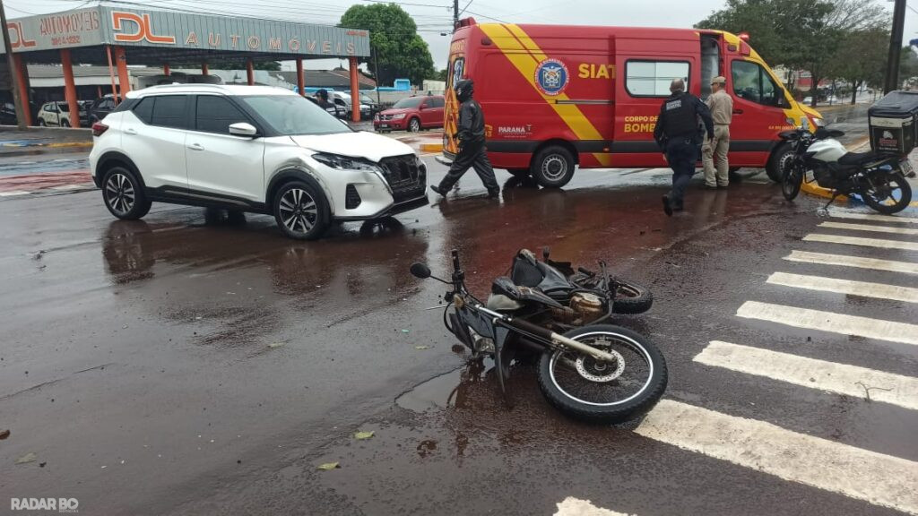 Moto e Nissan Kicks colidem em cruzamento de Toledo