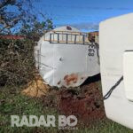 Carreta carregada de ração tomba na saída de Toledo para Palotina