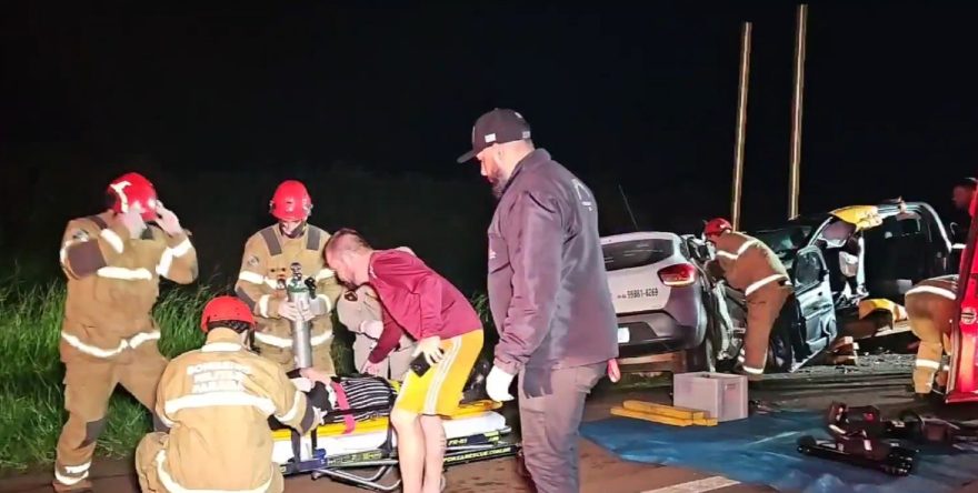 Quatro mortos em grave acidente entre carro e caminhonete na rodovia para Mamborê