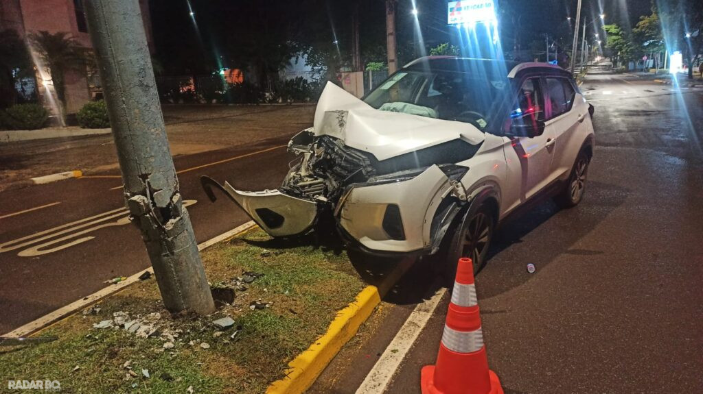 Motorista de SC perde controle e acerta poste na Maripá durante a madrugada em Toledo