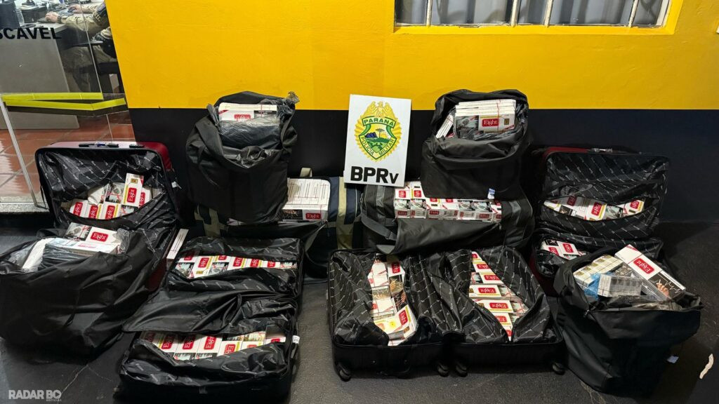Cigarros contrabandeados e celulares sem procedência são apreendidos em ônibus na BR-369, em Cascavel