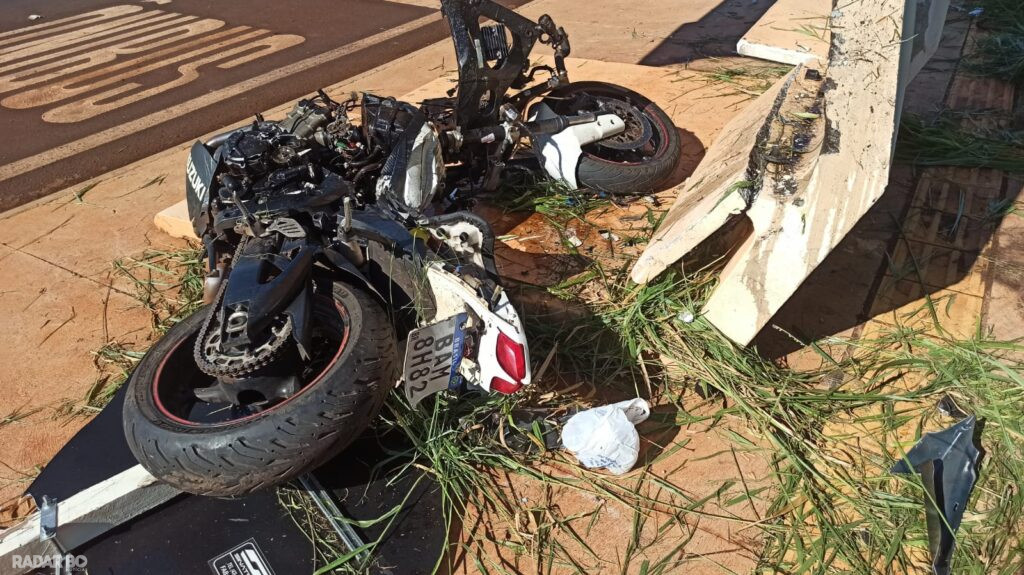 Casal fica ferido após moto colidir contra ponto de ônibus na PR 317 entre Toledo e Assis