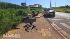 Casal fica ferido após moto colidir contra ponto de ônibus na PR 317 entre Toledo e Assis