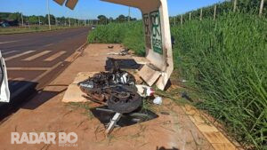 Casal fica ferido após moto colidir contra ponto de ônibus na PR 317 entre Toledo e Assis
