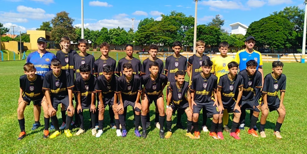 Amistosos e treinos observam talentos para o futebol toledano