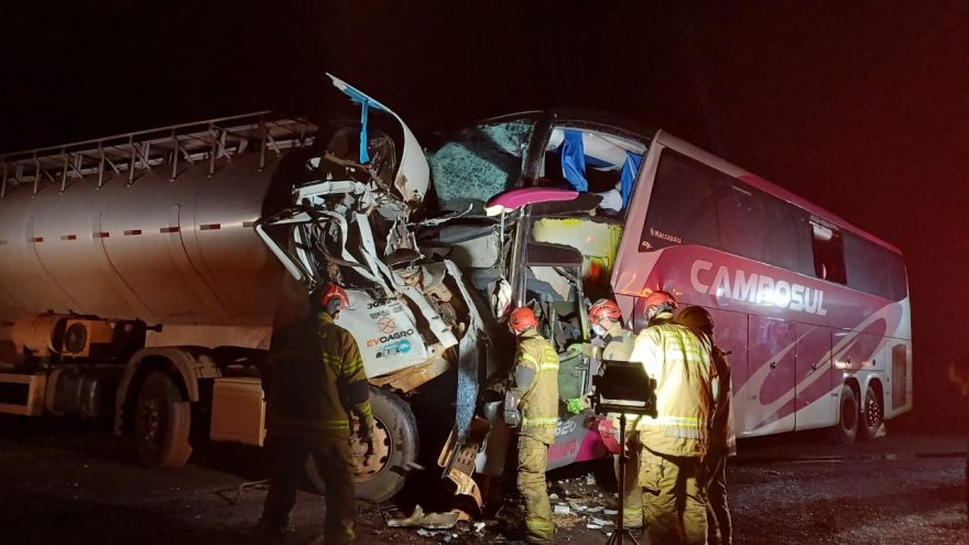 Colisão frontal entre caminhão e ônibus deixa três mortos na BR-272 em Campo Mourão