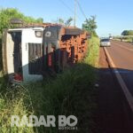 Caminhão carregado de frangos tomba na PR-239 entre Toledo e Vila Nova