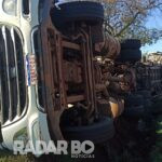 Carreta carregada de ração tomba na saída de Toledo para Palotina