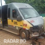 Van escolar com alunos é atingida por carro conduzido por motorista não habilitado em Toledo