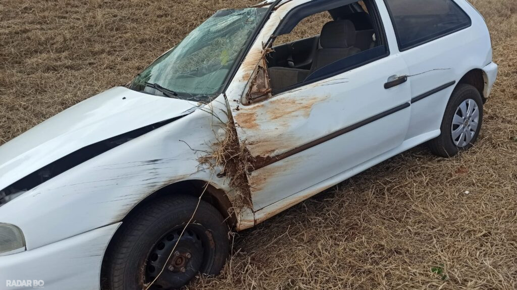 Motorista de Cascavel escapa ileso após capotamento na BR-163 perto de Toledo
