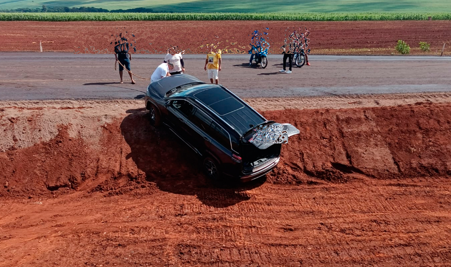 Carro cai de nova pista em construção na PR-180 entre Goioerê e Quarto Centenário