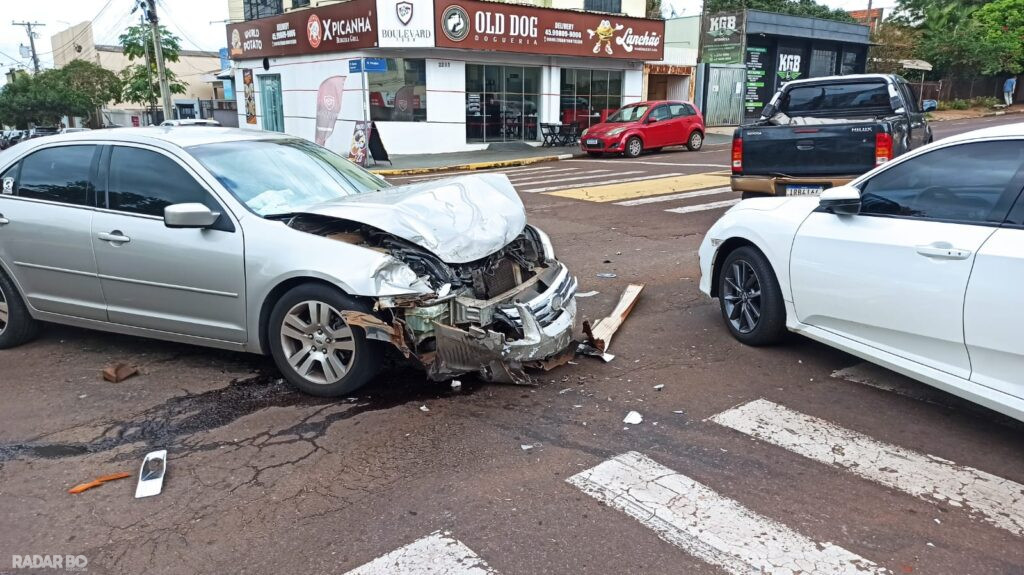 Colisão tripla envolvendo caminhonete e dois carros é registrada no centro de Toledo