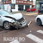 Colisão tripla envolvendo caminhonete e dois carros é registrada no centro de Toledo