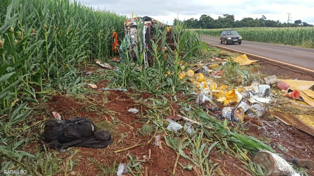 Falha mecânica causa tombamento de caminhão na PR-581 perto de Tupãssi