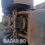 Carreta carregada de ração tomba na saída de Toledo para Palotina