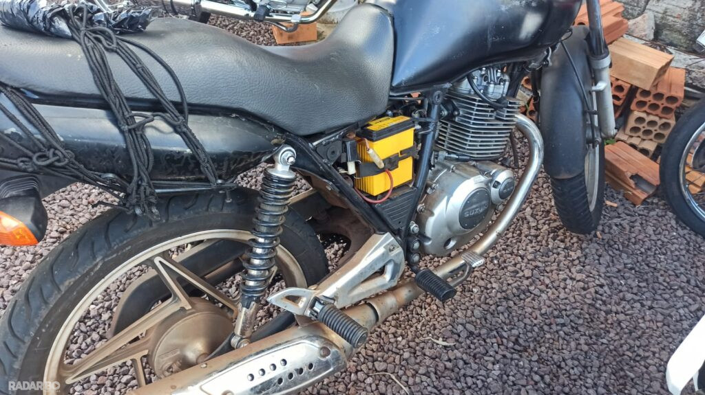 Moto com farol de LED e seta quebrada é apreendida em Toledo