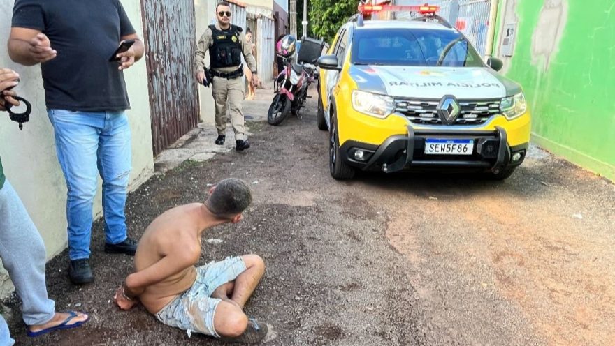 Populares flagram tentativa de furto de carro em Foz do Iguaçu e agridem suspeito