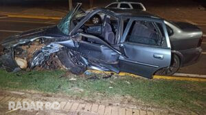 Motorista fica ferido após colidir veículo contra árvore na avenida Maripá, em Toledo