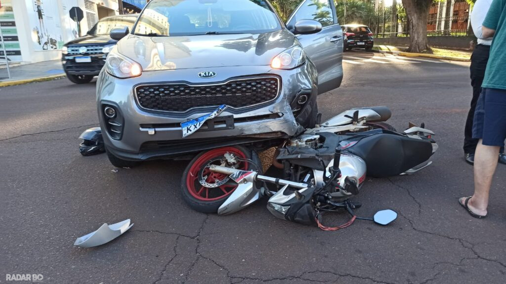 Jovem motociclista fica ferida em colisão com Kia Sportage no centro de Toledo