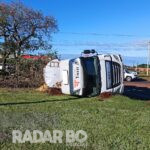 Carreta carregada de ração tomba na saída de Toledo para Palotina