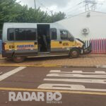 Van escolar com alunos é atingida por carro conduzido por motorista não habilitado em Toledo