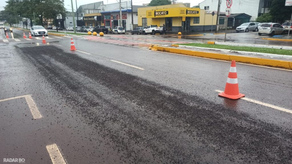 Faixa da Avenida Parigot de Souza interditada após caminhão espalhar pedras