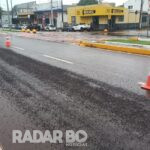 Faixa da Avenida Parigot de Souza interditada após caminhão espalhar pedras